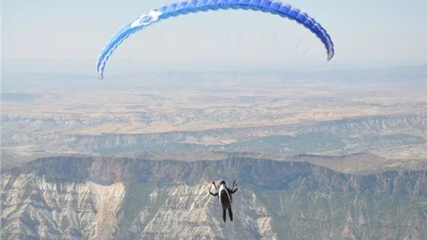 Tut ilçesi bölgenin yamaç paraşütü merkezi oluyor