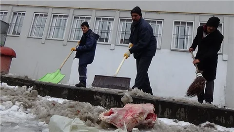 Kars'ta öğrencilerin kartopu keyfi