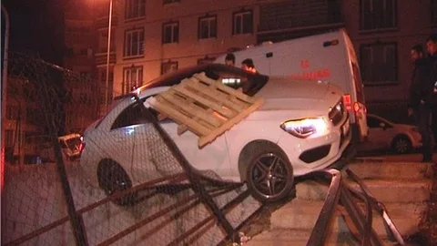 Bariyerleri parçalayan otomobil askıda kaldı