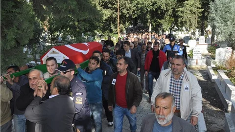 Trafik kazasında hayatını kaybeden astsubay Tarsus’ta defnedildi