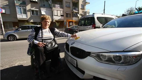 Engelliler kaldırımları kapatan arabalara ikaz etiketi yapıştırdı