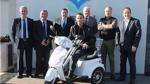 Engelliler için üç adet akülü araba