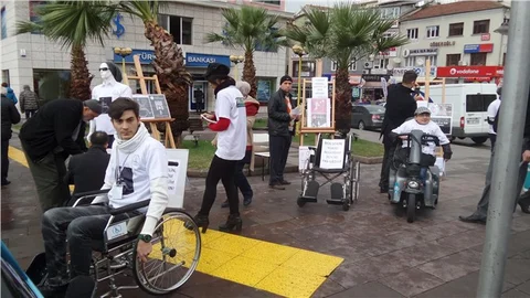Engelli arkadaşlarının sorunlarını anlatmak için proje ürettiler