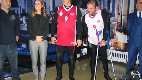 Dünya Engelliler Günü'nde köpek balıklı akvaryuma daldılar