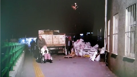 Acil önüne moloz yığılınca, hastalar ambulanslara sedyelerle taşındı