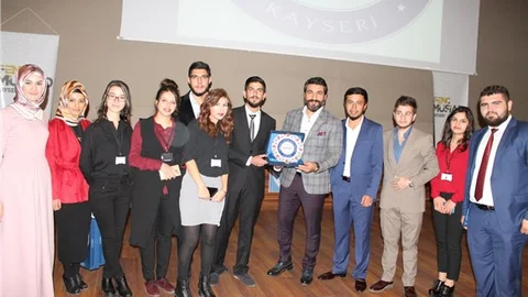 Ünlü tasarımcı Erbakan Malkoç NNYÜ’de öğrencilerle buluştu