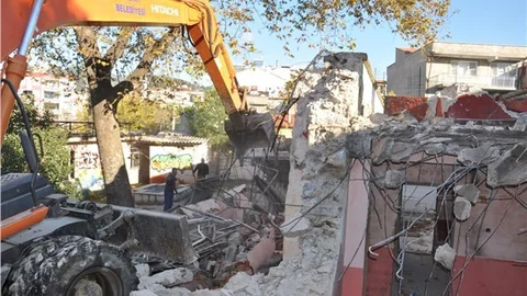 Edremit'te eski cezaevi yıkıldı.