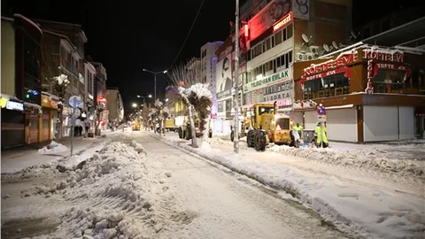 Kar yağışı, Van'da 900 köy yolunu ulaşıma kapattı