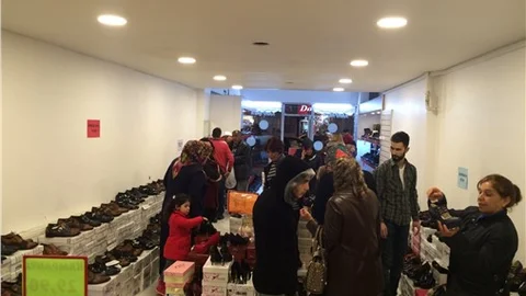 Yeni açılan mağazaya ucuz ayakkabı almak için akın ettiler