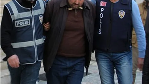 Eşi ve 2 çocuğunu öldüren baba, adliyeye sevk edildi