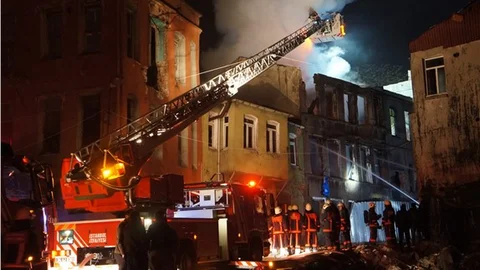 Yabancı uyruklu şahısların kaldığı ahşap bina alev alev yandı