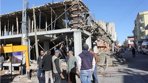 Kahta'da inşaat çöktü Bir işçi yaralı