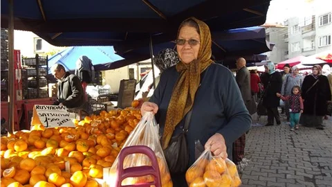 Rusya'ya gidemeyen mandalinalar, pazarda ucuza satıldı