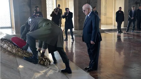 TBMM Başkanı Kahraman ile divan üyeleri, Anıtkabir'e çelenk bıraktı