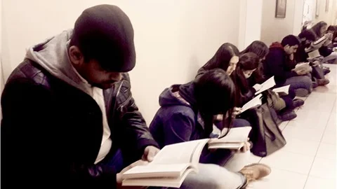 Ege Üniversitesi öğrencilerinden kitaplı protesto