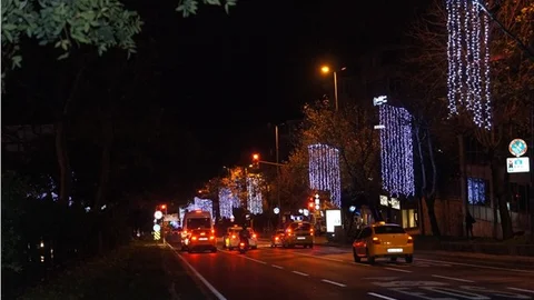 İstanbul'da bazı cadde ve sokaklar yılbaşı için süslendi