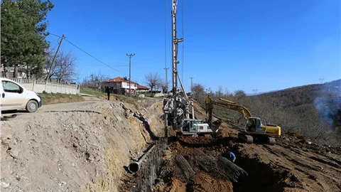 Kanlıçay'da heyelana karşı kazık çakılarak önlem alınıyor