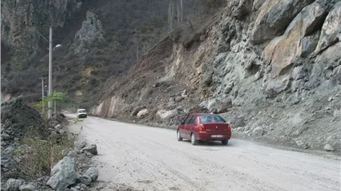 Çoruh Üniversitesi yolu sürücülerin korkulu rüyası oldu