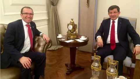 Davutoğlu, BM Kıbrıs Özel Danışmanı ile 'garantiler' meselesini görüştü