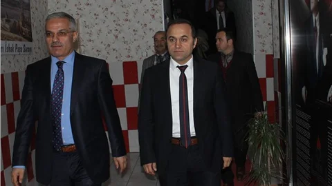 Öğrenciler hem öğreniyor hem de ziyaretçilere ikram ediyor