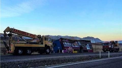 Kırşehir'de trafik kazası Kargo TIR'ı devrildi