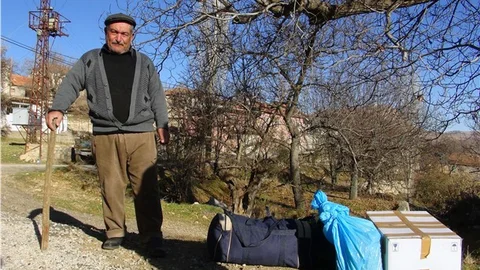 Deprem korkusuyla göçen yaşlı adam evini terkederken ağladı