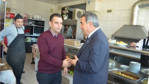 Eroğlu, Yeni iş yerlerinin sahiplerine 'hayırlı olsun' deyip bol kazanç dileğinde bulundu ve beraberindekiler sorunları da dinledi