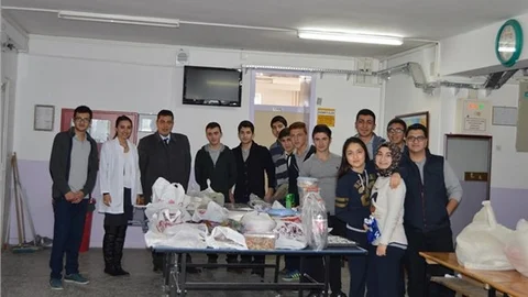 Öğrenciler Bayırbucak Türkmenleri yararına kermes düzenledi