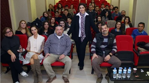 Opera sanatçısı Simge Büyükedes üniversite öğrencileriyle bir araya geldi