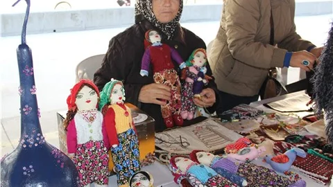 Necla Nine bez bebek yaparak geçimini sağlıyor