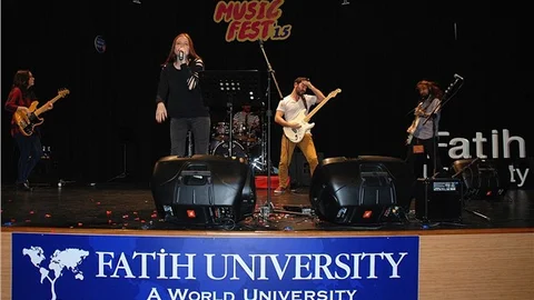 Üniversiteli gençler müzikle coştu