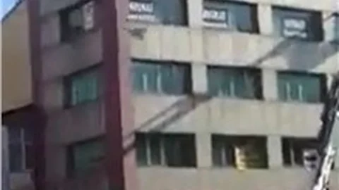 Çatıdaki karı, önlem almadan temizleyen şahıs korkuttu