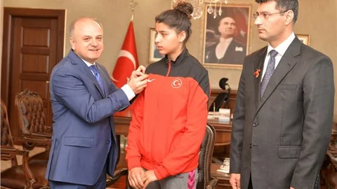 Vali Özdemir Çakacak'tan ödül