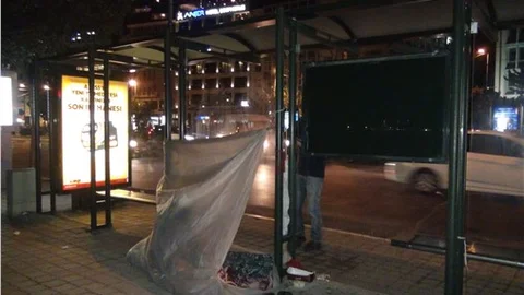 Naylonla çevirdiği otobüs durağını kendine ev yaptı