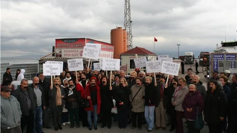 Mudanya’da CHP’liler Büyükşehir’e karşı sessiz eylem yaptı