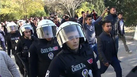 Üniversitede tehlikeli gerginlik