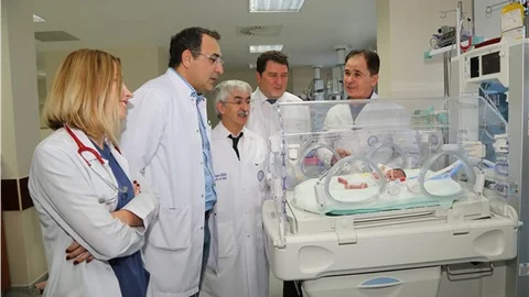 750 gram bebeğin kalbindeki delik ameliyatsız yöntemle kapatıldı