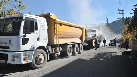 Belediyenin yolları asfaltlama çalışması devam ediyor