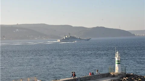 'Füze' ile gündem olan Rus savaş gemisi, Çanakkale Boğazı'ndan geçti