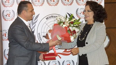 Sanatçı Hülya Koçyiğit Barışın savaş kadar kolay kurulamadığını gördüm