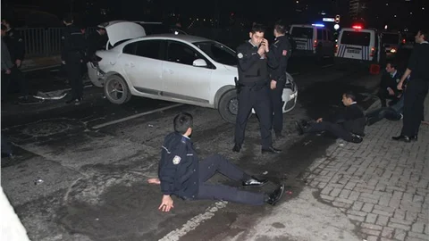 Asayiş uygulaması yapan polislere cip çarptı 9 yaralı