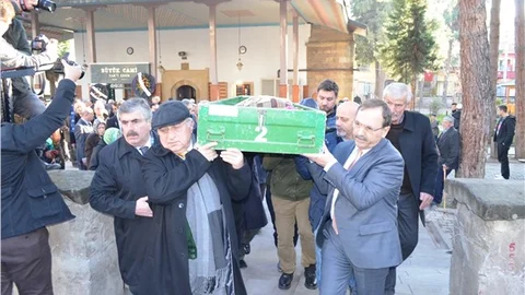 Eski Adalet Bakanı Hikmet Sami Türk'ün ablası toprağa verildi