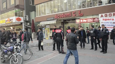 Akli dengesi yerinde olmayan kişi, 2 esnafı bıçakla yaraladı
