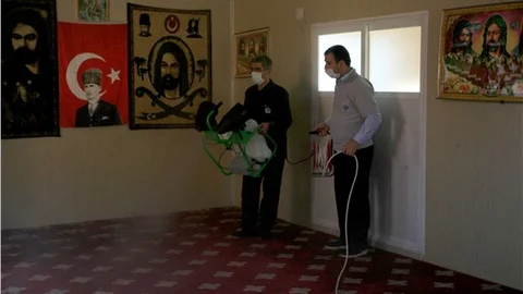 Mersin'de ibadethanelerdeki temizlik çalışmaları sürüyor