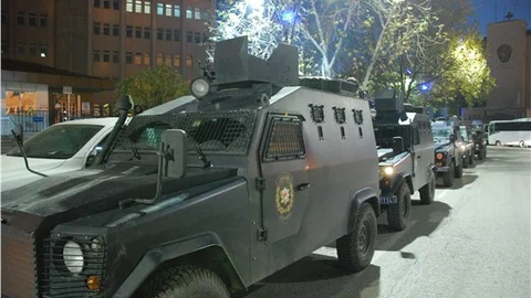 20 adrese eş zamanlı uyuşturucu operasyonu 17 kişi gözaltında