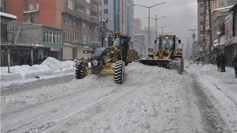 Yüksekova’da kar temizleme çalışması