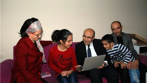 Bedensel engelli Mervegül'ün bilgisayar hayalini Vali Demirtaş gerçekleştirdi