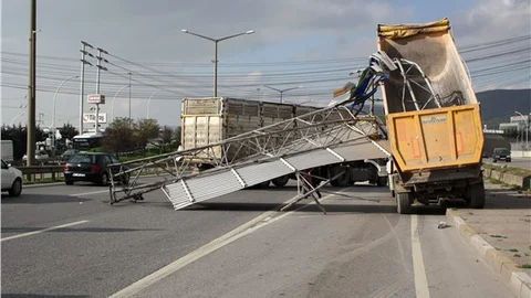 D-100 karayolunda açılan kamyon damperi, tabelayı devirdi