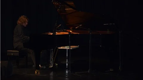 Tuluyhan Uğurlu'dan Semazenler eşliğinde konser