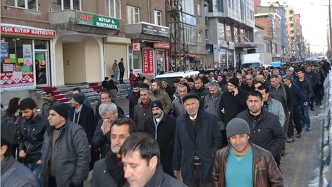 Sokağa çıkma yasakları Yüksekova’da protesto edildi
